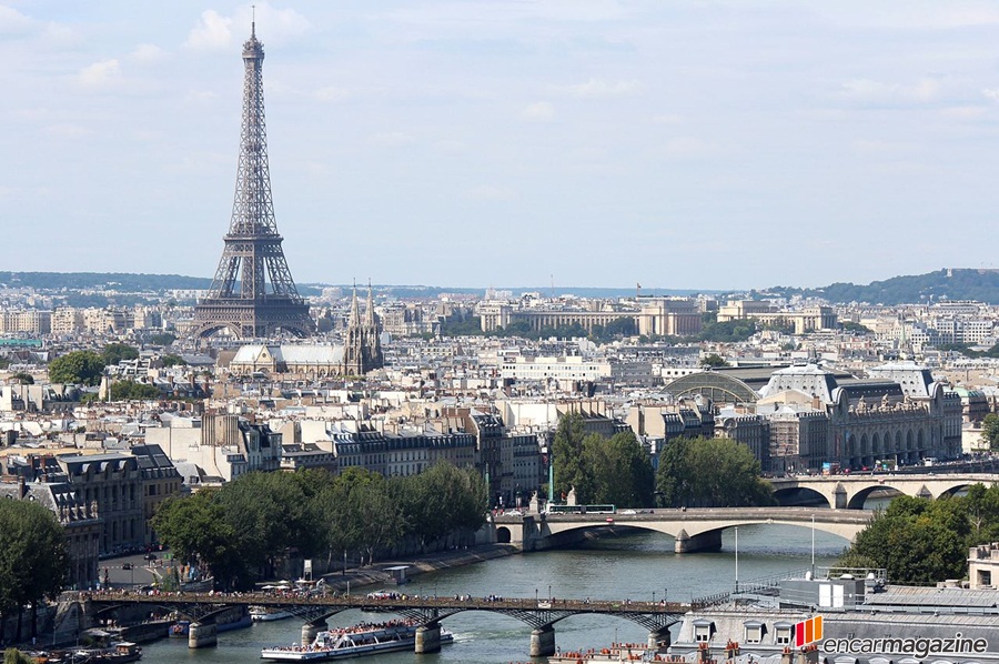 Seine_and_Eiffel_Tower_from_Tour_Saint_Jacques_2013-08